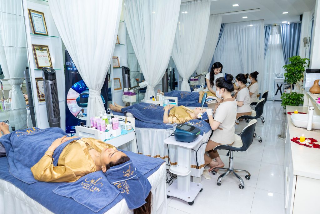 Cơ sở vật chất sang trọng, đội ngũ Master tay nghề cao và công nghệ thẩm mỹ 4.0 tiên tiến. Cam kết mang lại vẻ đẹp tự nhiên, an toàn và hiệu quả vượt trội.
